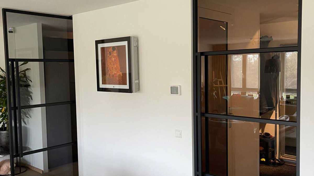 Stalen deuren op taats